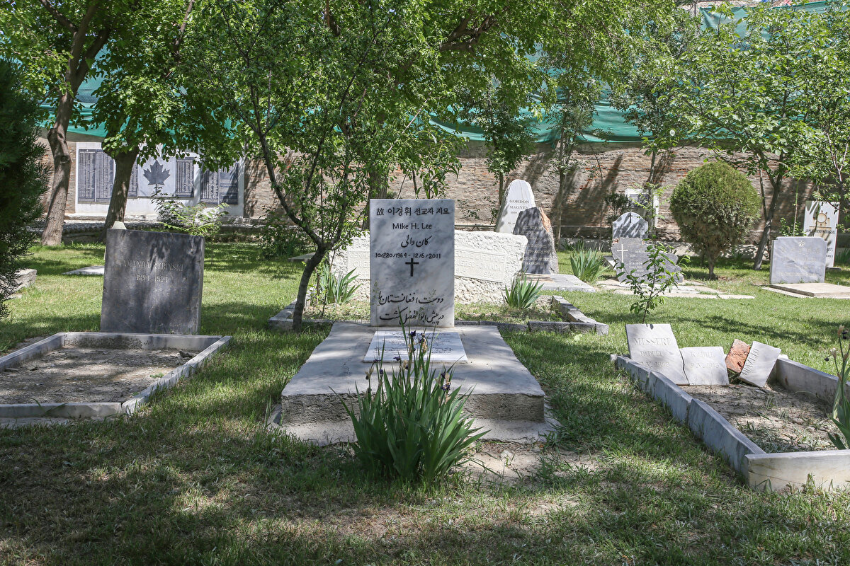 Burada 1839-1842 ile 1878-1880 yıllarındaki I. ve II. İngiliz-Afgan Savaşlarında yaşamını yitiren 158 İngiliz asker, diplomat ve aile fertlerinin naaşlarının gömülü olduğu tahmin ediliyor.