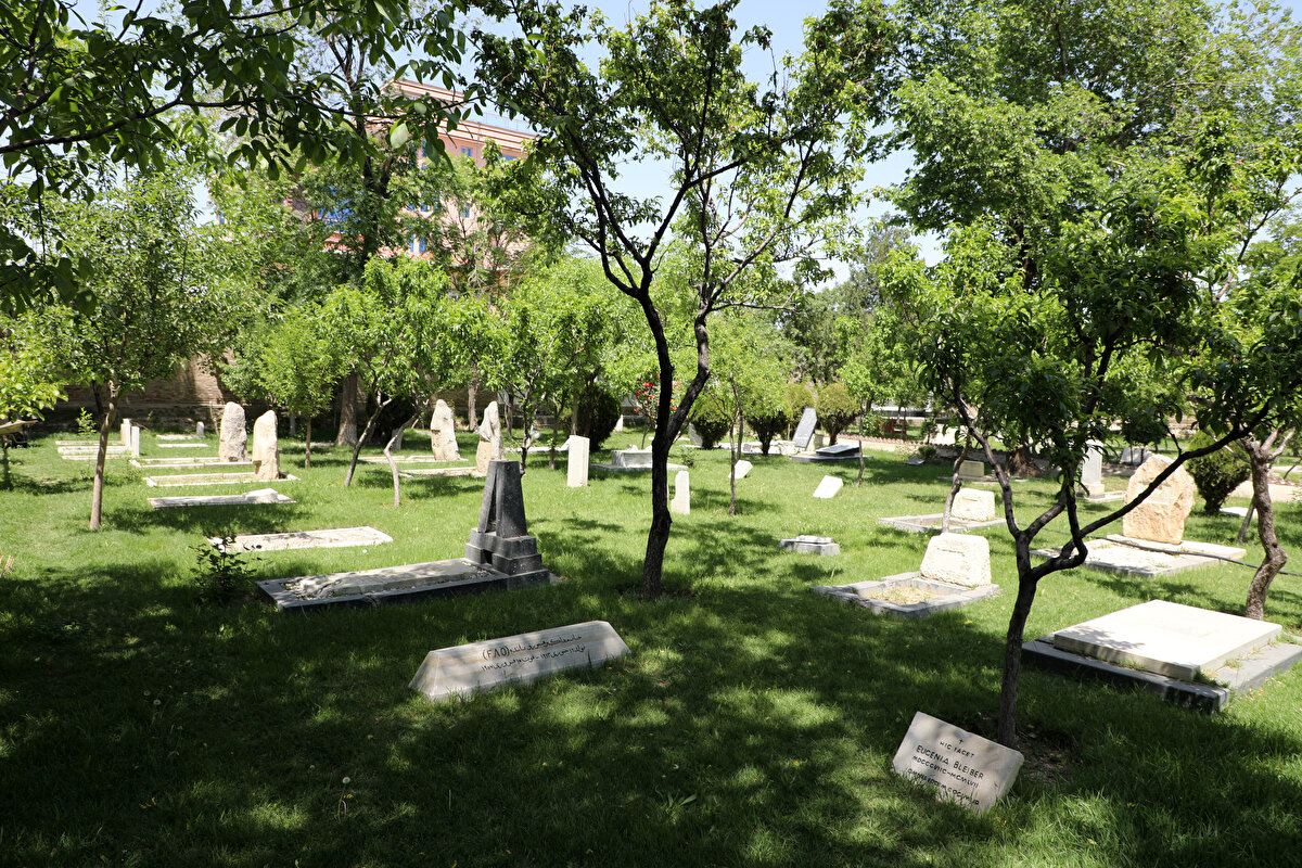 Başkent Kabil'in Şir Pur Mahallesi'nde bulunan Britanya Mezarlığı, 1879'da II. İngiliz-Afgan Savaşı'nda ölen İngiliz askerlerini defnetmek amacıyla Birinci İngiliz-Afgan Savaşı'nda kullanılan eski mezarlığın üzerine yeniden inşa edildi.