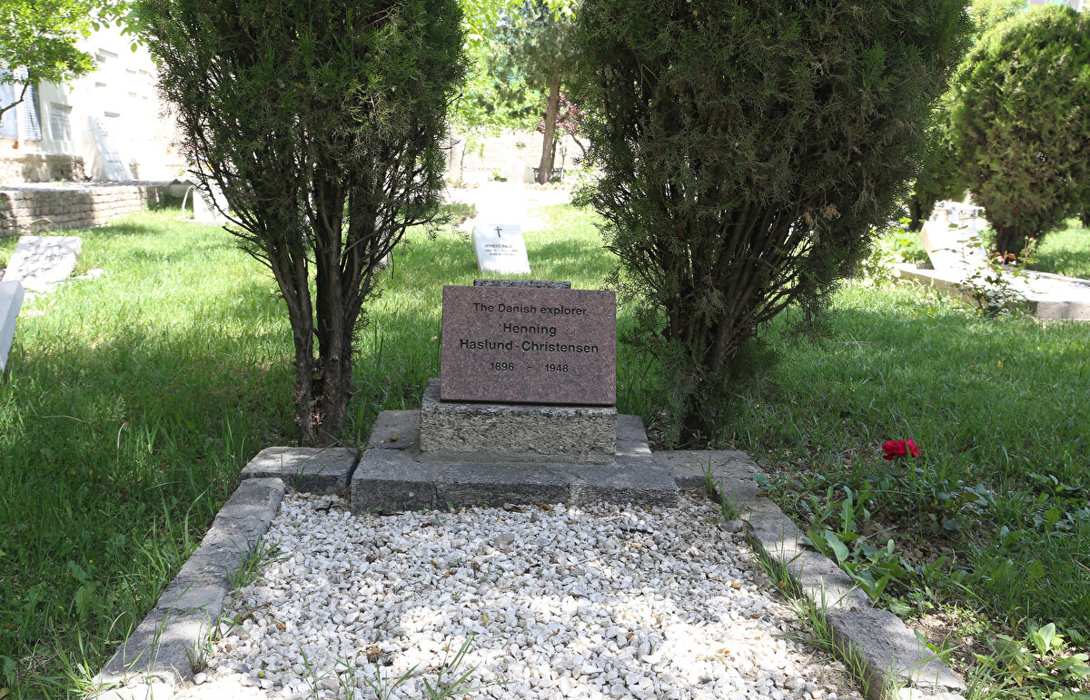Danimarkalı gezgin ve antropolog Henning Haslund Christensen (1896-1948) ile İngiliz-Macar Sir Aurel Stein (1862-1943) de Afganistan'da çalışmalarını sürdürürken yaşamını yitirip burada gömülenler arasında yer alıyor.
