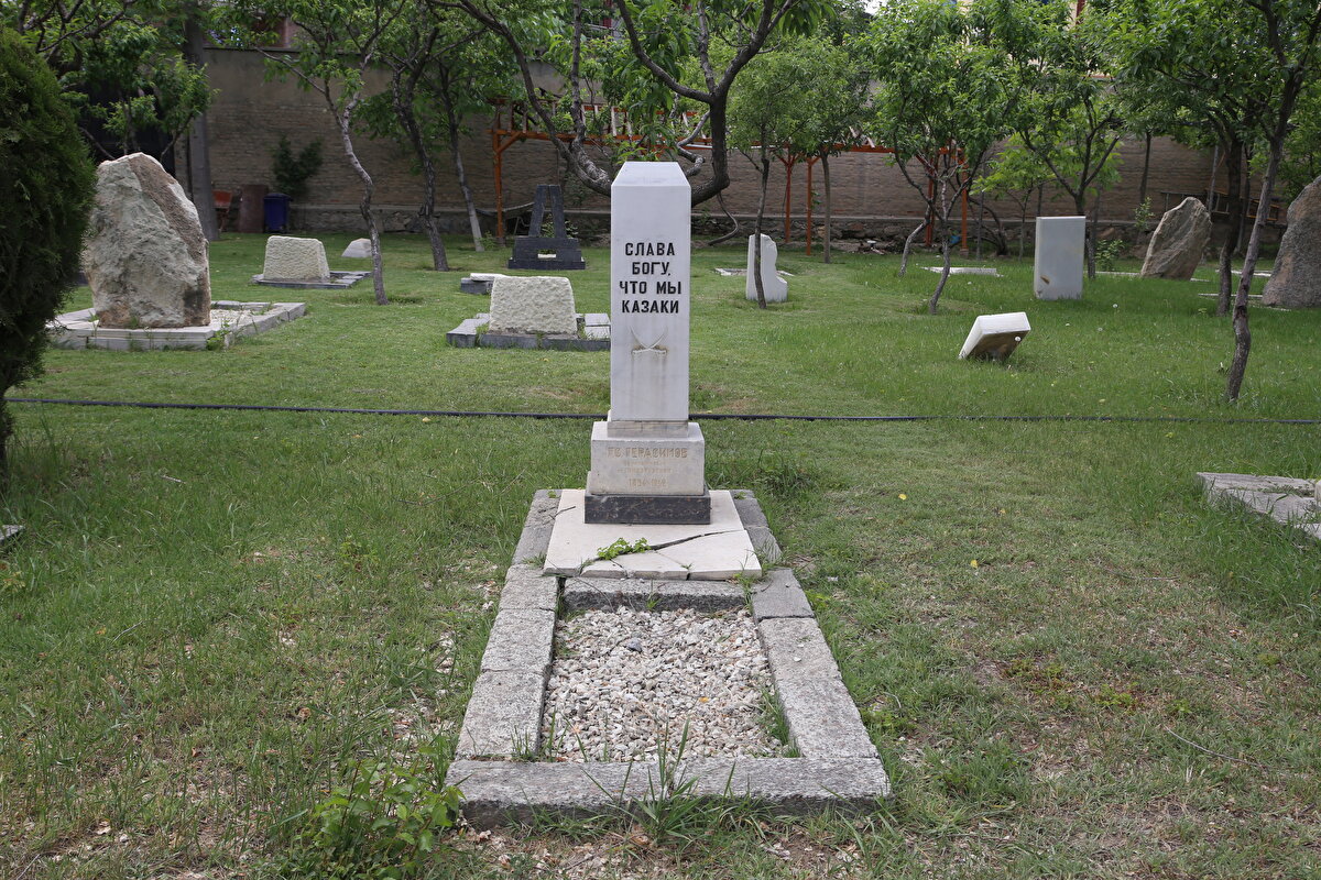 Duvarın bir bölümünde Rusça yazılı anı plakaları göze çarpıyor. Burada da 1979-1989 döneminde Sovyetler Birliği işgali sırasında yaşamını yitiren askerlerin adları ve ölüm tarihleri bulunuyor. Rusça yazılı bir mezar taşında, 1917'deki Rus devriminden kaçıp Afganistan'da hayatını kaybeden bir Kazak'ın gömülü olduğu anlaşılıyor. Mezar taşında, Rusça "Allah'a şükür ki Kazak'ız." yazıyor.