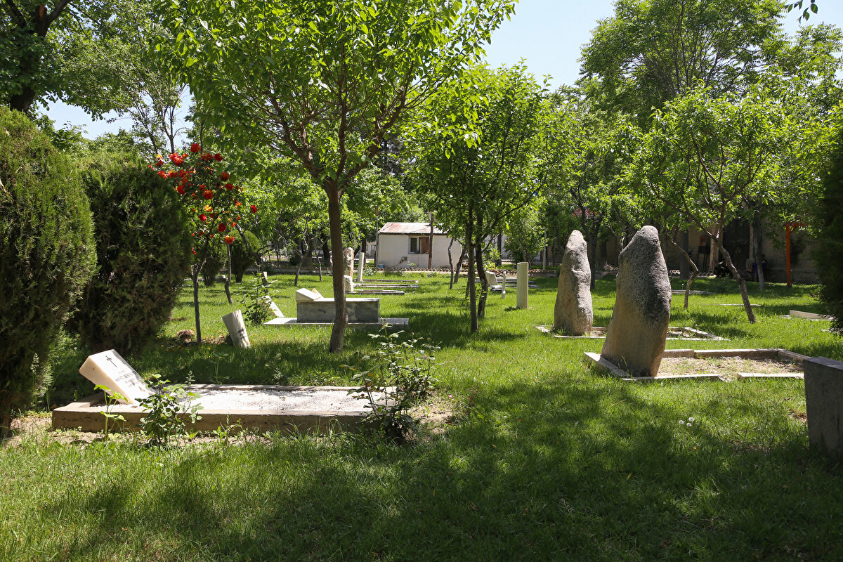 Mezarlığın bakım masrafları, Taliban sonrası ülkeden ayrılan İngiltere'nin Kabil Büyükelçiliği tarafından karşılanıyor.