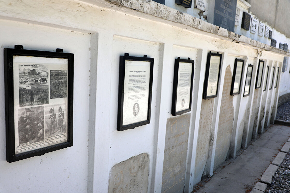 Plakalarda, askerlerin isimleri ve ölüm tarihleri yazıyor ve onlardan övgü ile bahsediliyor. Ancak bunlar işgal boyunca yaşamını yitiren yabancı askerlerin çok az bir kısmını oluşturuyor.