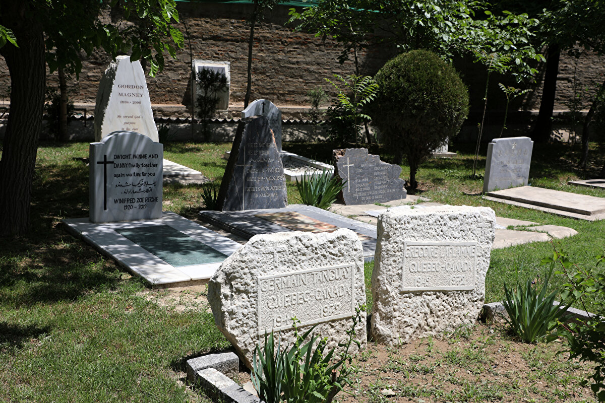 Son iki yüzyılda Britanya İmparatorluğu ile Afganistan arasında 3 kanlı savaş vuku buldu. 1839-1942 yıllarında Britanya İmparatorluğu Afganistan'ı işgal etti ancak Afganlar tarafından şiddetli bir direnişle karşılaşınca geri çekildi. 1878-1880 yıllarında Afganistan'ı yeniden işgal eden Britanya, Afganistan'ın o dönemki yönetimi üzerinde güçlü etki sahibi oldu. Son olarak, Britanya etkisini kırmak üzere Afganistan'ın o dönemki lideri Emanullah Han 1919'da İngilizlere karşı savaş başlattı ve Peşaver şehrini kontrolüne aldı. İngilizlerin karşı saldırıları sonucu Afgan Emirliği ağır kayıplar verdi ve taraflar arasında Revalpindi Anlaşması imzalandı. Bu anlaşma ile Britanya İmparatorluğu Afganistan'ın tam bağımsızlığını tanıdı.