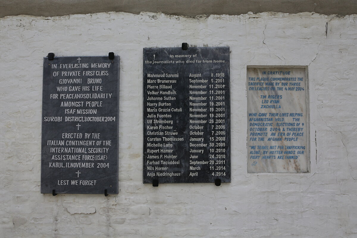 Sadece İngiliz askerlerin anısına asılan 13 mermer plakada, 400'ü aşkın askerin adı yazılı. Bunun dışında bir plakada da Afganistan'da yaşamını yitiren 13 gazetecinin adı yer alıyor.