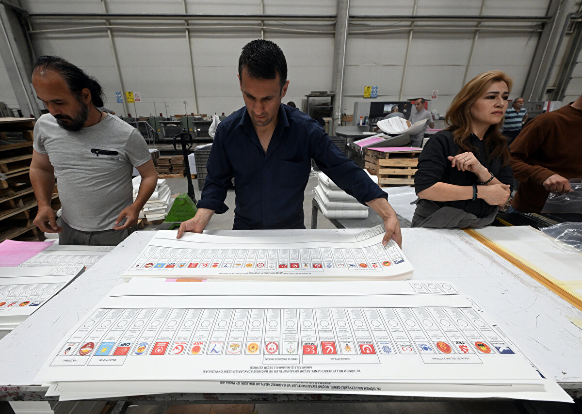 Tüm bu işlemler sırasında emniyet güçleri de matbaada güvenlik önlemleri aldı.<br>