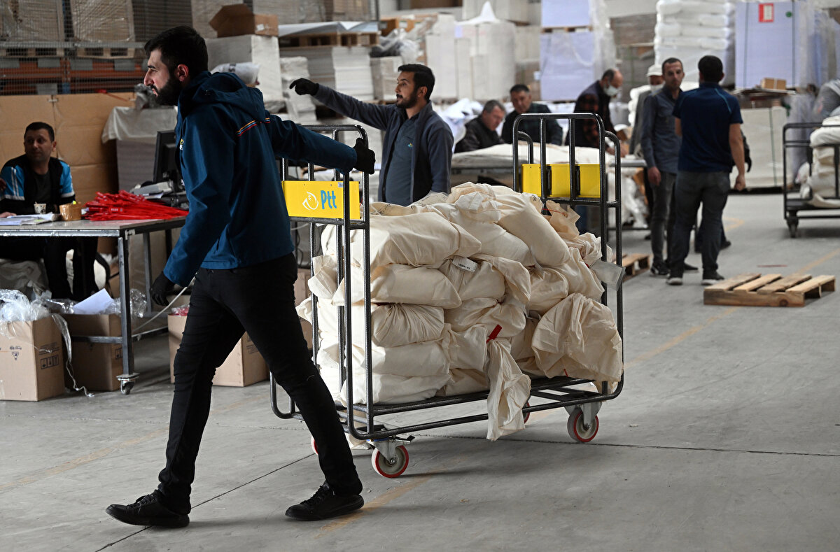 30 güvenlik kamerası izledi<br><br>Matbaalarda kurulan 30 güvenlik kamerasıyla da pusulaların basımı 24 saat izlenerek, kayıt altına alındı.