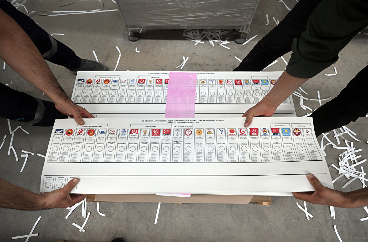 Matbaaların girişinde önlem olarak bir itfaiye aracı ve personeli de 24 saat bekletildi.<br>