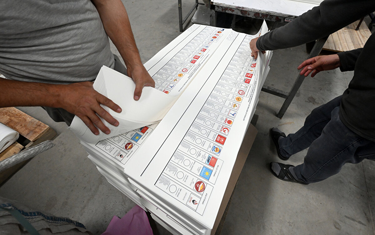 Oy pusulaları, Ankara'da 3 ayrı matbaada basıldı. Her matbaada, matbaa personelinin yanı sıra YSK, PTT ve Devlet Malzeme Ofisinden yaklaşık 50 kişi görev aldı.<br>