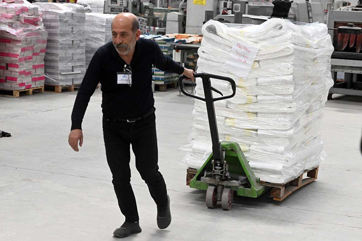  Basım nasıl yapıldı?<br><br>Pusulaların basımında ilk olarak, özel imal ettirilmiş ve "Türkiye Cumhuriyeti Yüksek Seçim Kurulu" filigranı bulunan beyaz renkteki kağıtlar, her seçim çevresinin pusulası farklı olacağı için buna göre belirlenen ölçülerde kalıp haline getirildi.