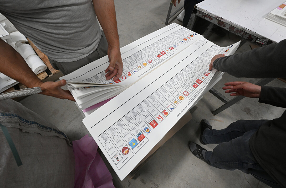 Türkiye genelindeki 87 seçim çevresinde göre basılan pusulalar, tüm bölgelere gönderildi.<br>