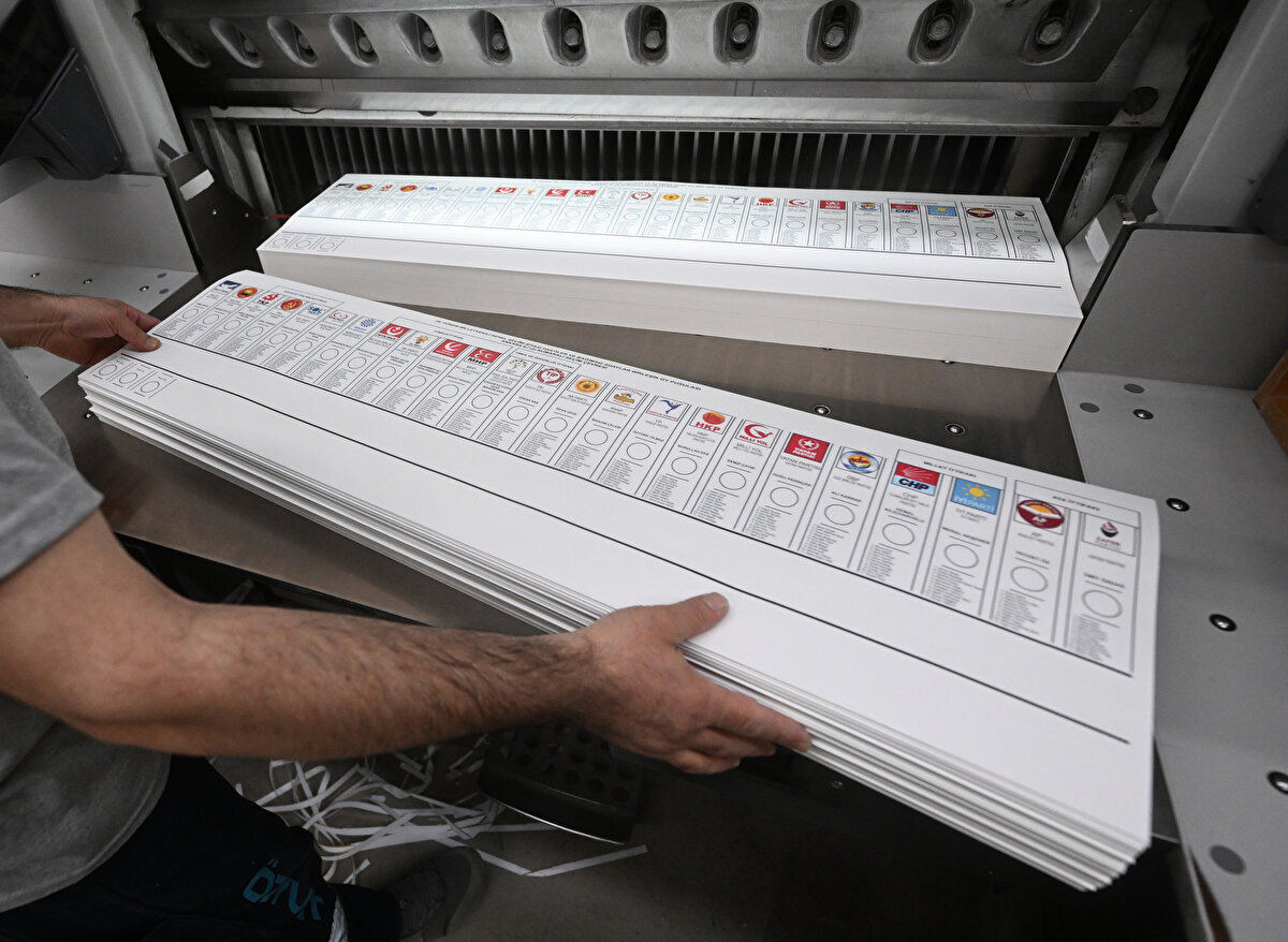 Basım işleminin ardından, tabaka halindeki kağıtlar, kesim makinesinden geçirildi, her ilin boyutuna göre ayrı ayrı ayarlanabilen makinelerde yapılan kesimin ardından mahallelerdeki sandıklar için 390, köylerdeki sandıklar için de 410'ar pusulanın olduğu paketler oluşturuldu.<br>