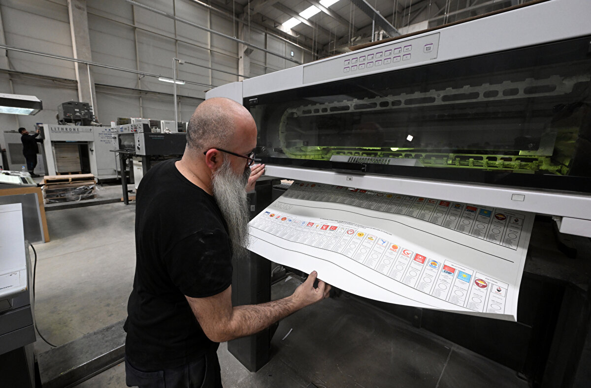 Zarar görmemesi için plastikle kaplanan paketler, ilçeler bazında hazır hale getirildi. Ardından pusulalar çuvallara yerleştirildi ve çuvalların ağzı özel plastik kelepçeyle kapatıldı.<br>