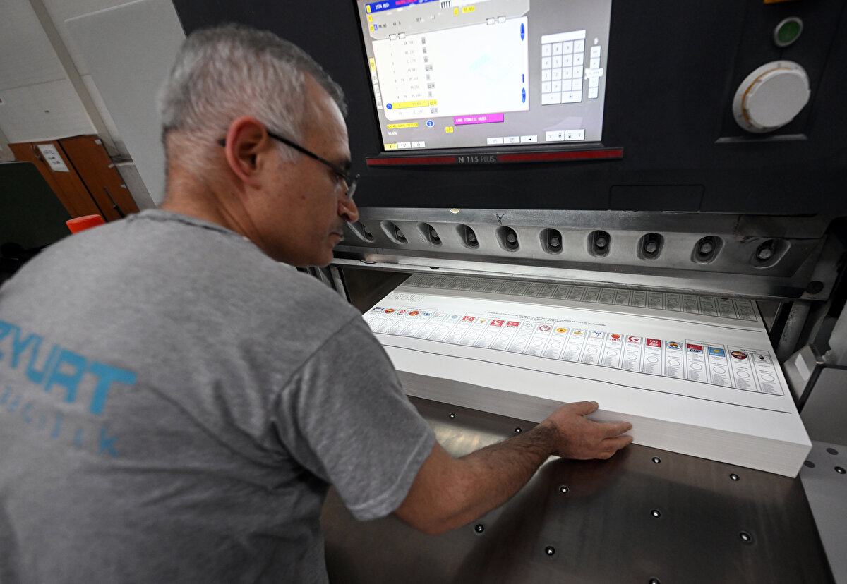 Bağımsız adayların da oy pusulasında yer alması ve bazı siyasi partilerin bazı çevrelerde seçime girmemesi nedeniyle 87 seçim çevresi için farklı oy pusulası hazırlandı.<br>