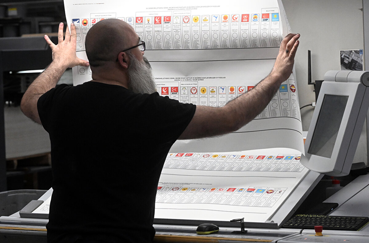 Matbaalarda, YSK'nin seçim işlerinden sorumlu şubesinin elemanları da görev aldı. Görevli YSK personeli, basım işleminden önce, örnek olarak basılan pusulaları, Resmi Gazete'de yayımlanan kesin aday listelerinden tek tek kontrol etti.<br>