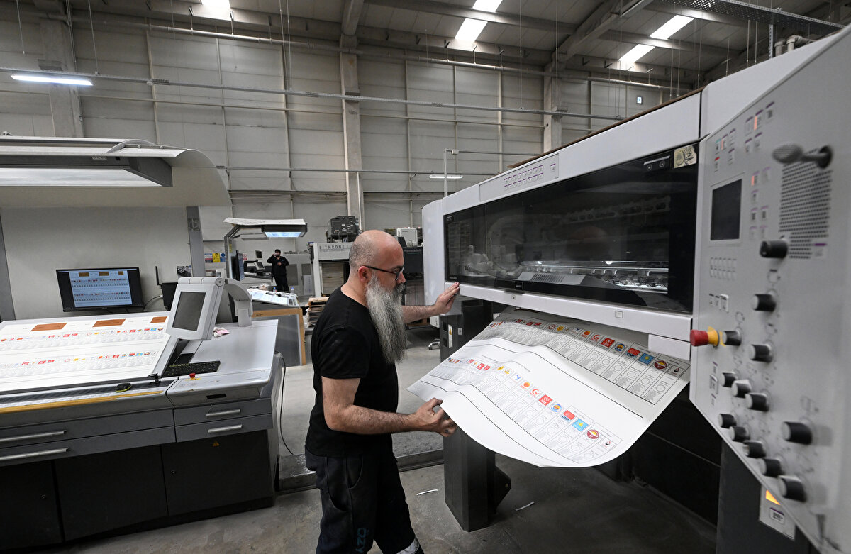 Kalıp halindeki beyaz kağıtlar, her seçim çevresi için ayrı ayrı belirlenerek boyutuna göre baskıya verildi.<br>