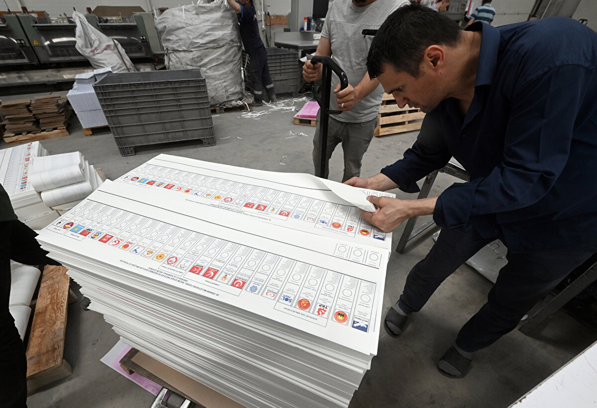 Çuvallama işleminin ardından matbaada hazır bulunan PTT görevlileri, paketlenmiş pusulaları ilçelere göre araçlara yükleyerek yola çıktı.<br>