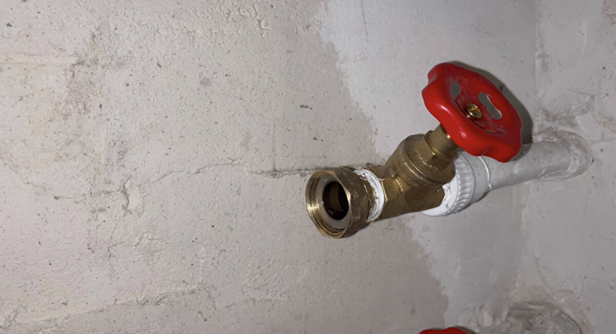 İki şüpheli çaldıkları su sayaçlarını yanlarında getirdikleri çanta ve bir poşete koyduktan sonra binadan ayrıldı.