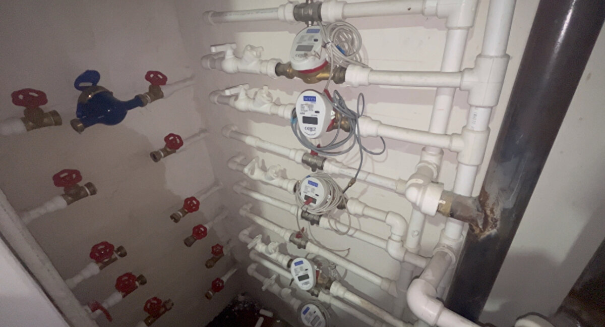 Su sayaçlarının çalındığı, binada yaşayanların suların akmadığını fark etmesiyle ortaya çıktı. Vanaları kontrol eden apartman sakinleri su sayaçlarının 2 şüpheli tarafından çalındığını öğrendi.