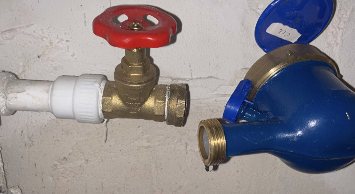 Yaşananları anlatan ve binada ofisi bulunan Enes Genç, "Sabahleyin arkadaşlar görmüşler. Binaya girilmiş kamera kayıtlarından da kontrol ettik.