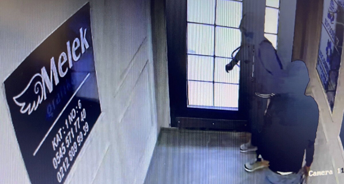 Su sayaçlarını satmak için götürdüklerini düşünüyoruz. Dünden beri binanın tamamında su yok çünkü birçok noktada vanalar takılmadığı için su akıyor. Susuz bina. Yalnız şöyle bir sorun da var. İSKİ'den yeni sayaçların takılmasının fazla bir prosedürü var. Önce İSKİ'den borcu yoktur kağıdını alıp, daha sonra karakola gidiliyor. Karakolda tutanak tutulduktan sonra yeniden İSKİ'ye gidiliyor. Bu şekilde birkaç aşama var. Bu sürecin biraz daha kolaylaştırılması gerekiyor. Zorlu bir süreç var. Başımıza böyle bir şey geldikten sonra, bu sürecin biraz daha kolay olması gerekir diye düşünüyorum. Bütün bina susuz kaldı şu anda." dedi.