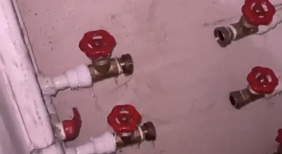 Tüm su sayaçlarını sökmüşler; binanın içi su dolmuş. Asansör bozulmuş. Birçok zarara uğradık. Toplam 4 katın su sayaçlarını sökmüşler öndeki dükkanlarla birlikte. Bir katta zaten 6 sayaç var. Yaklaşık 22 tane sayaç sökülmüş. Birkaç tanesini sökememiş bırakmışlar. Sadece sayaçları söküp götürmüşler diğer ekipmanlara zarar vermemişler.