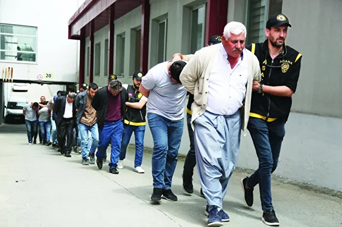 GARAJDA 71 OTOMOBİL<br><br>Zanlılarla birlikte piyasa değeri 30 milyon lira olan; farklı marka ve modellerde toplam 71 otomobile de el konuldu. Bazı araçların pert durumda olduğu, bazılarının da sadece motor ve iskeletinin olması dikkati çekti.