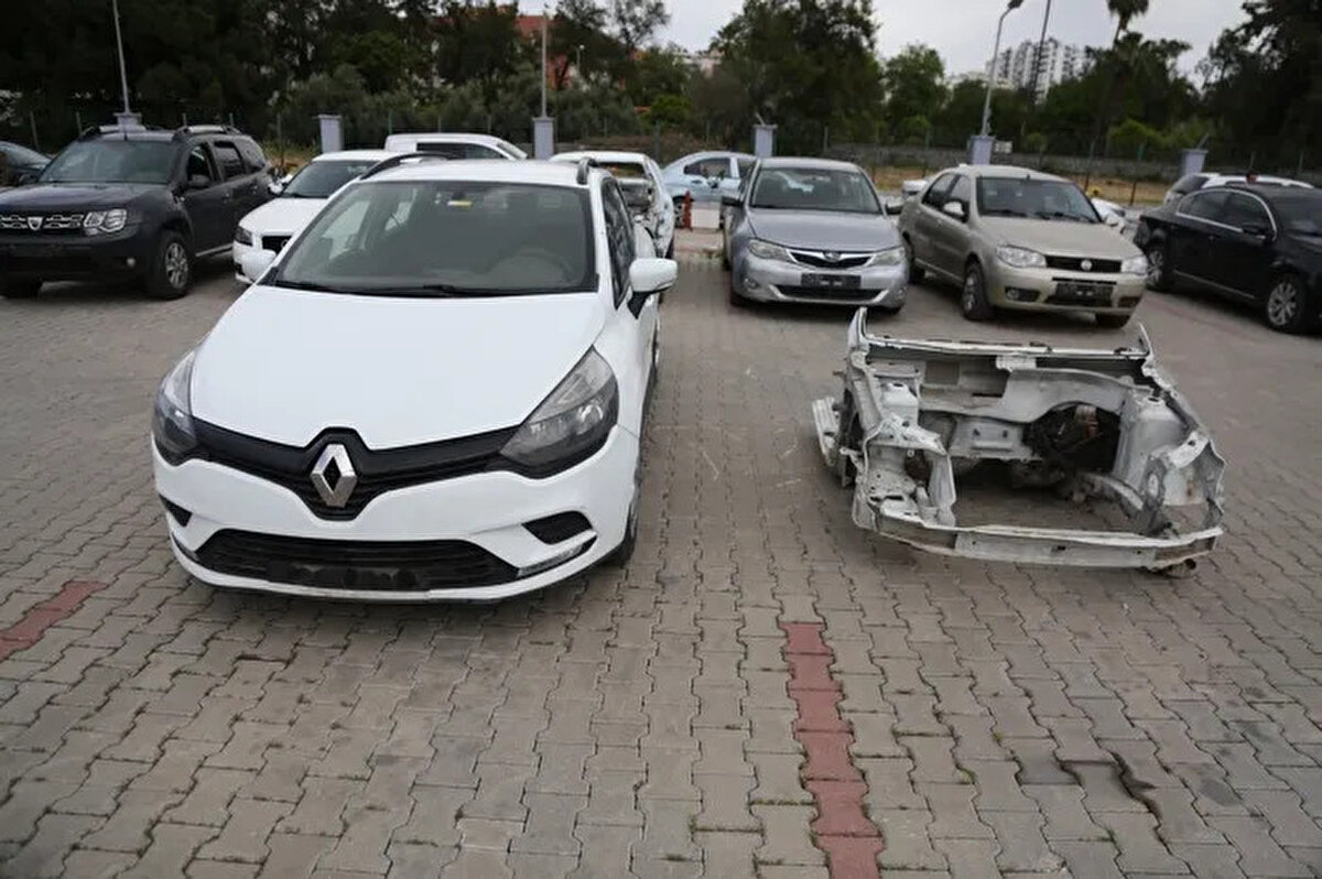 Adana'da uygulama yapan polislerce durdurulan bir otomobilin 'change' yapılarak şasi ve motor numaralarının değiştirildiği tespit edildi. 8 ay süren soruşturma sonucu 6 ildeki eşzamanlı operasyonlarda çete lideri M.A.'nın (37) da aralarında bulunduğu 24 şüpheli yakalandı. Mersin Tarsus'ta 3 atölye kuran şebekenin, ağır hasarlı arabaları sanki tamir edilmiş gibi göstererek 'change' işlemi yapılan çalıntı ve hacizli araçları yeniden piyasaya sürdüğü belirlendi.<br><br>