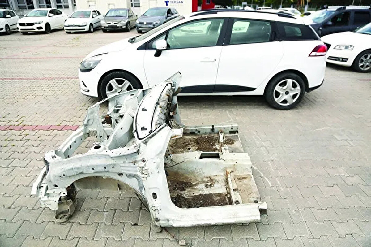 YARISI ORİJİNAL YARISI ÇALINTI<br><br>Kaza yapan bir aracın ortadan ikiye ayrılıp hasarlı olan arka kısmının aynı marka ve modelde çalıntı başka bir aracın parçasıyla değiştirildiği ortaya çıktı.<br><br>El konulan otomobiller, Adana Emniyet Müdürlüğü'nün otoparkında sergilendi.<br><br><br><br>Kaynak: Akşam