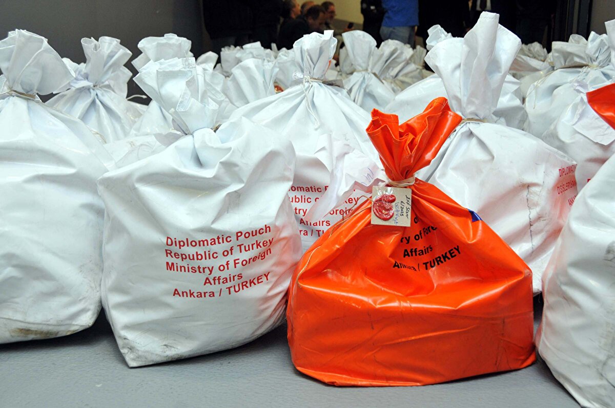 Türk Hava Yolları'nın (THY) tarifeli uçaklarıyla getirilen oylar İstanbul Havalimanı'nda kurulan ve 7 kilitli kapının bulunduğu odada muhafaza ediliyor. 