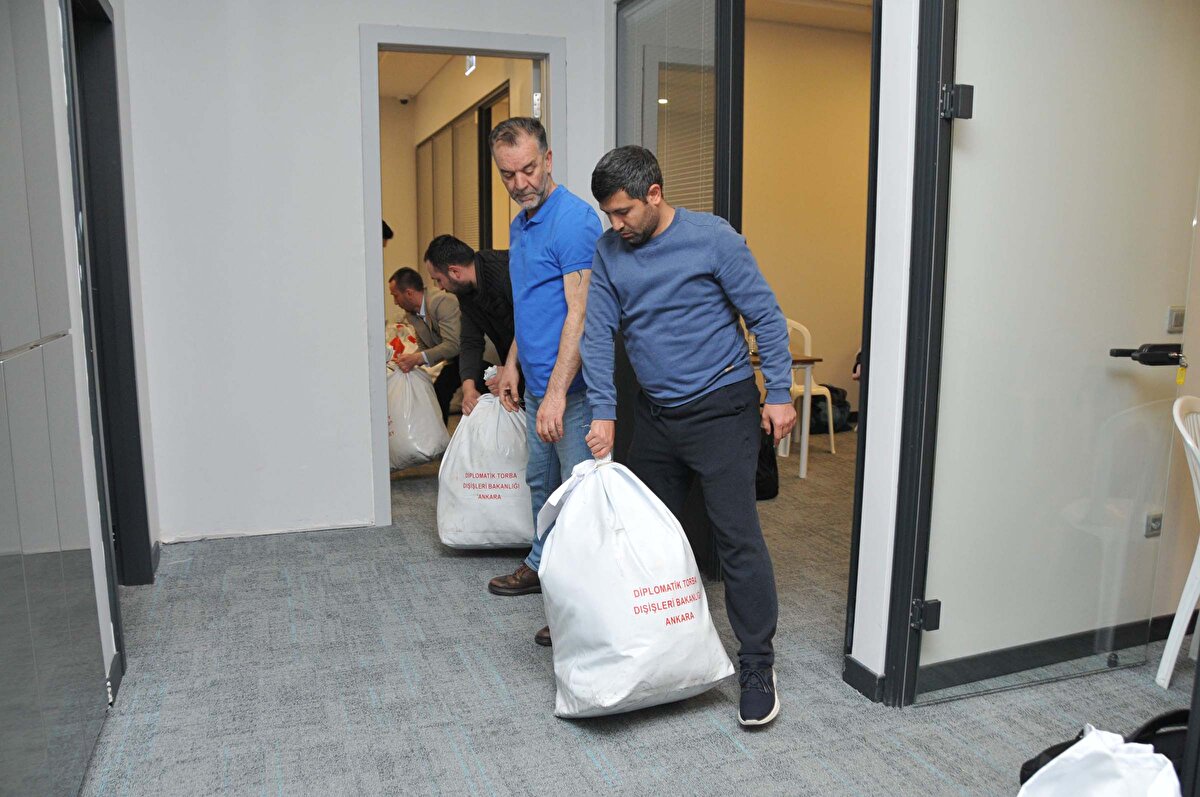 Yurt dışından kullanılan oyların Türkiye'ye getirilmesinin yarın sona ereceği öğrenildi.