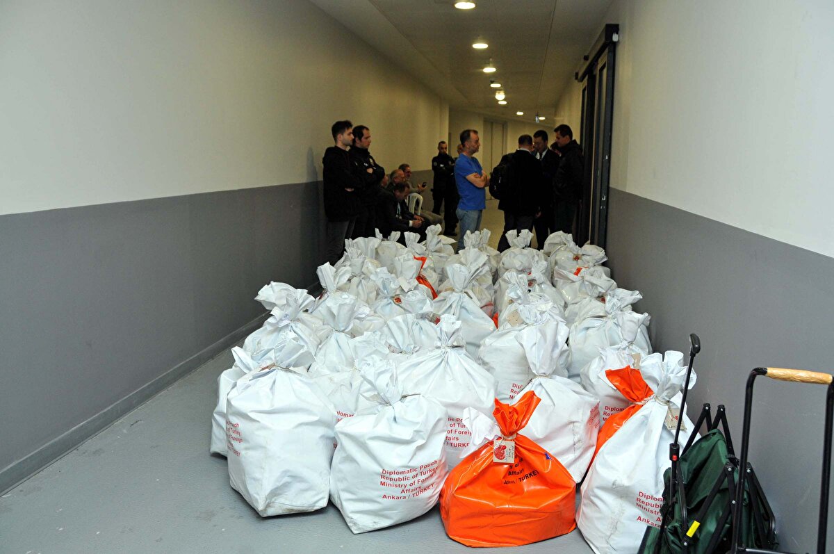 Muhafaza altına alınan seçim dokümanları ve zarflar diplomatik kuryeler eşliğinde İstanbul'a gönderilmeye başlandı.