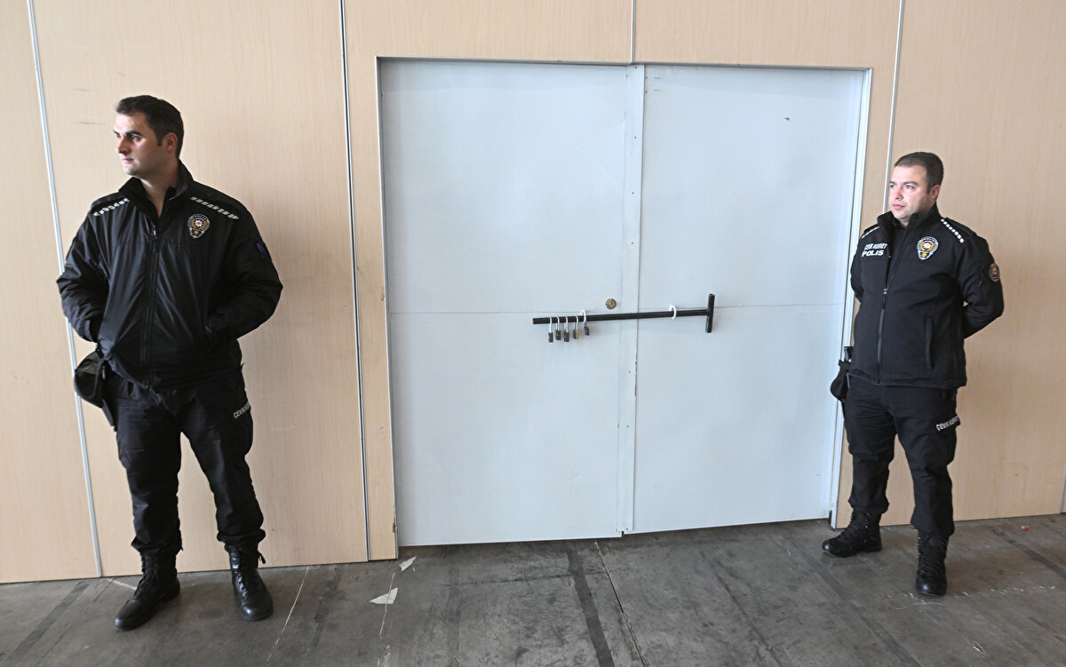 Büyük bölümü, ATO Congresium'daki Yurt Dışı İlçe Seçim Kurulu'na ulaşan oylar, kapısında 5 ayrı kilit takılı bir odada sıkı güvenlik önlemleriyle korunuyor.