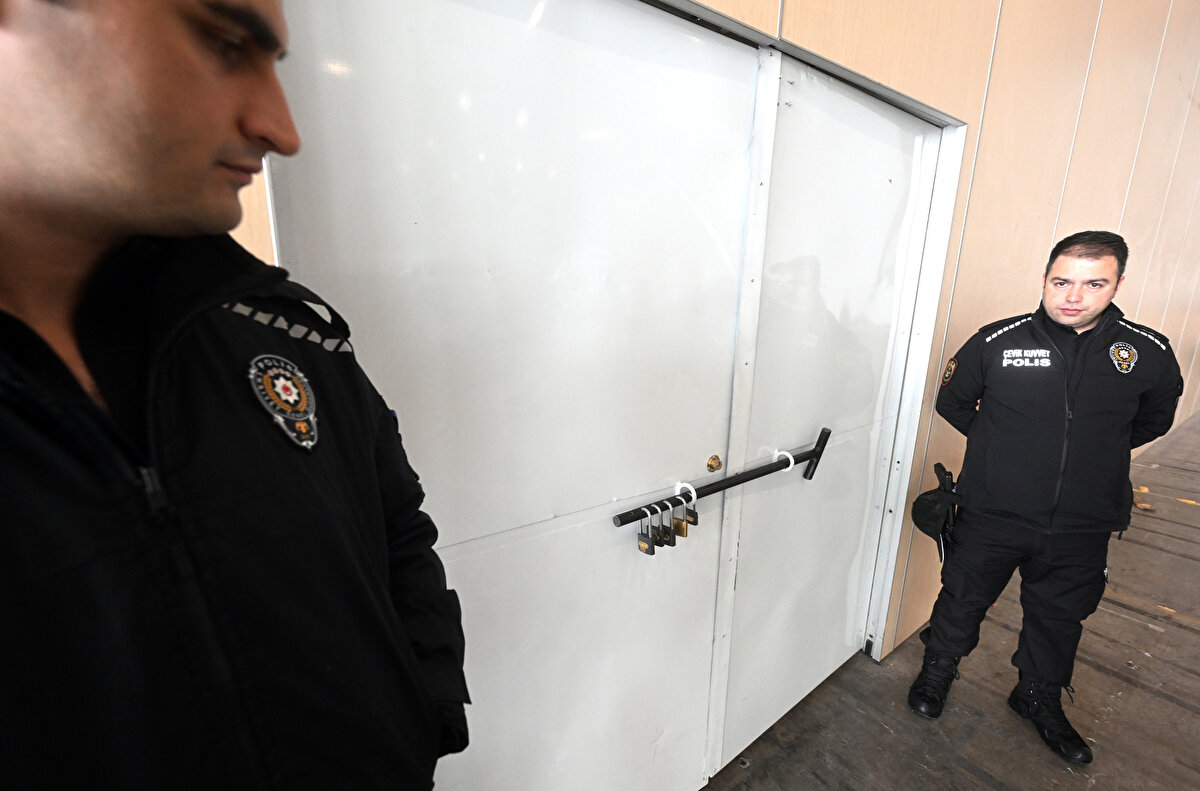 5 AYRI KİLİTLİ ODADA TUTULUYOR<br><br>Bu işlemlerin ardından yaklaşık 1 milyon 700 bin yurt dışı seçmenin kullandığı oylar, uçaklarla Ankara'ya getiriliyor. 