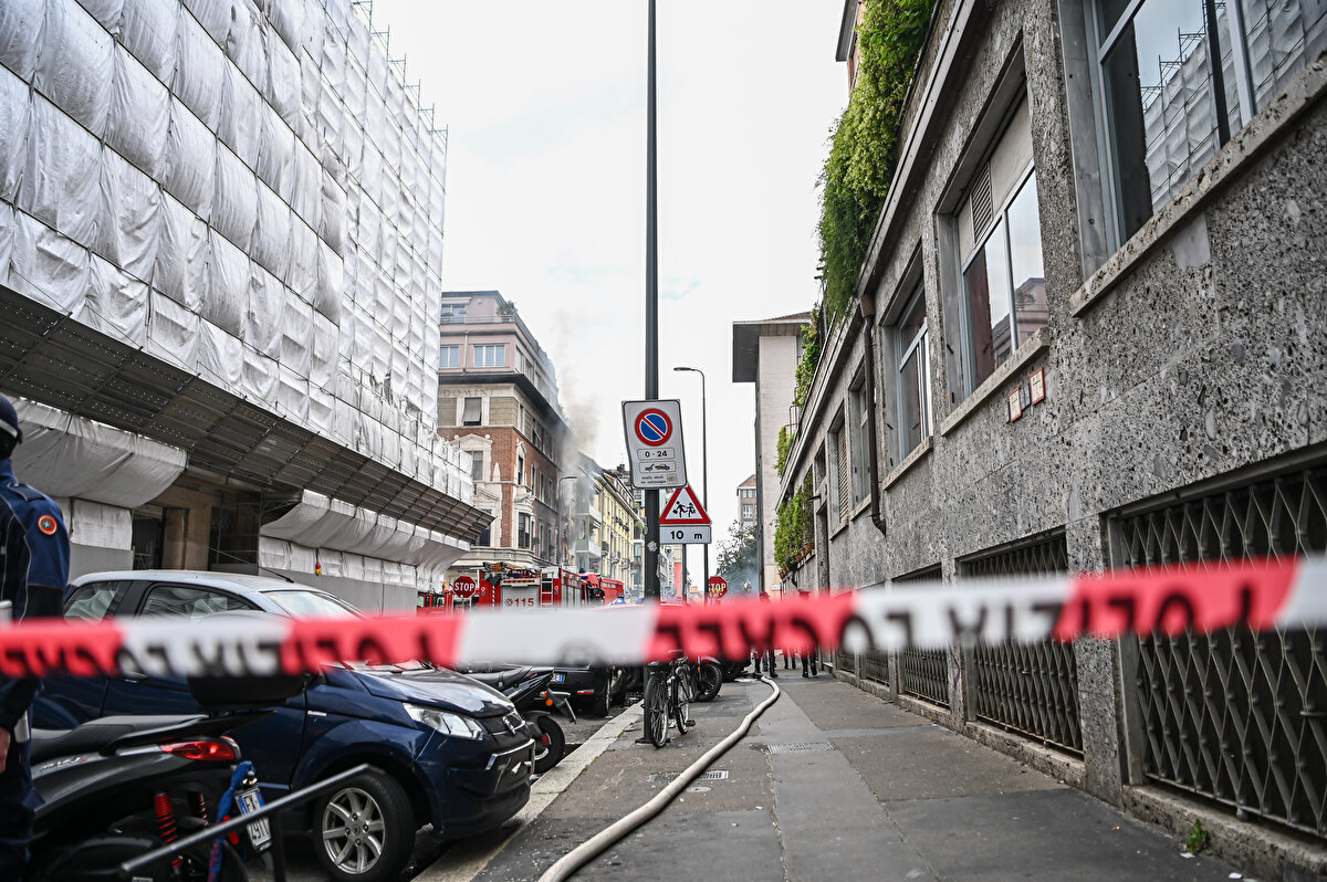 Park halindeki kamyonetin alev alması sonrasında şoförün müdahale edip söndürmeye çalıştığı, bu sırada alevlerin sıçradığı oksijen tüplerinin patladığı kaydedildi.<br><br>