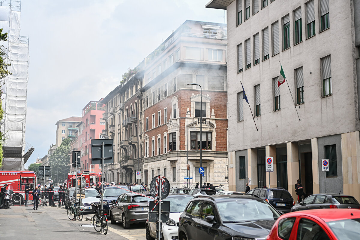 Patlamadan dolayı sokakta park halindeki en az 5 arabanın ve 4 motosikletin ciddi hasar gördüğü, güvenlik önlemi kapsamında bölgedeki bir anaokulunun ve bir binanın boşaltıldığı duyuruldu.<br><br>