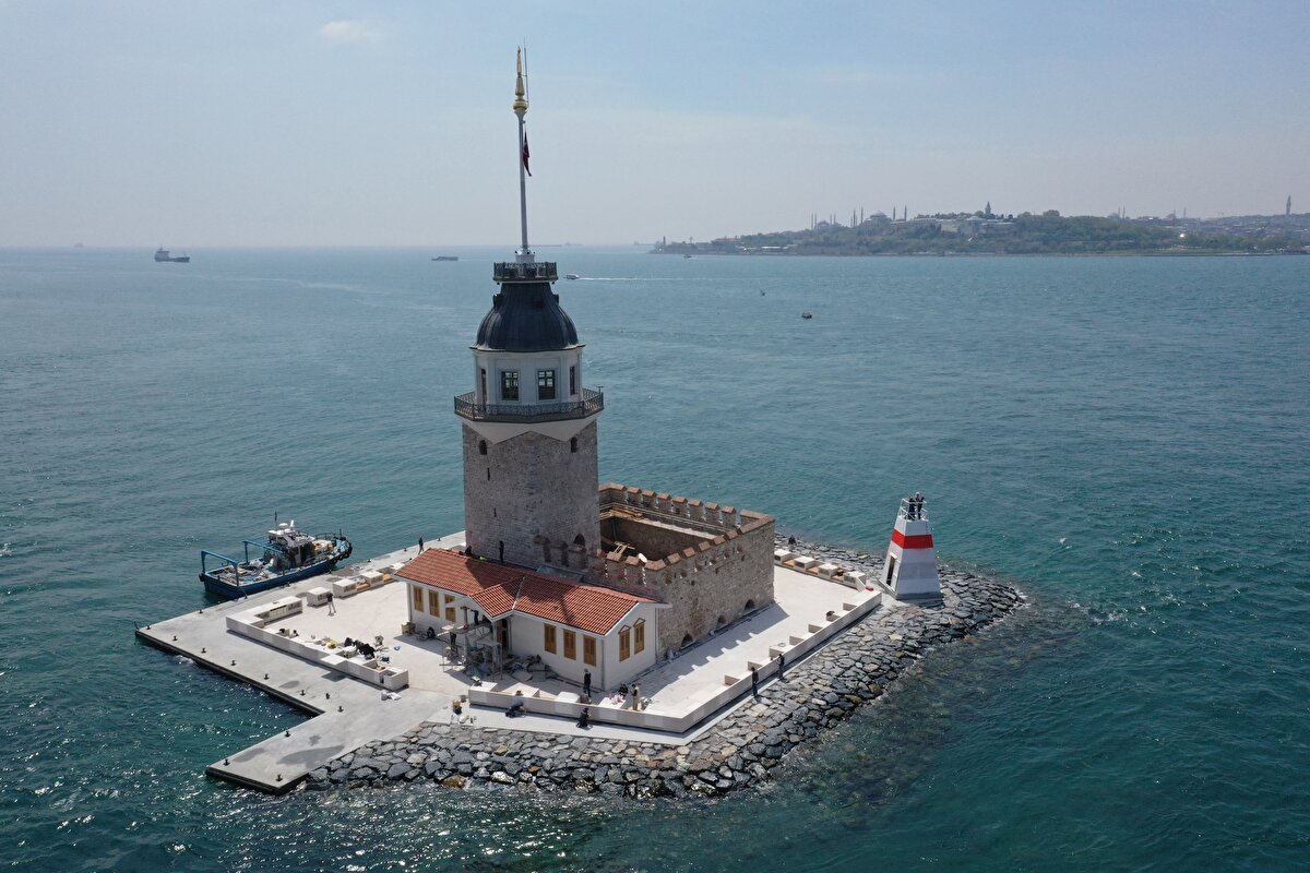 Kulenin İstanbul'da yeniden bir cazibe merkezi haline gelmesi de planlanıyor. Bu nedenle Kız Kulesi ve Galata Kulesi arasında şiirlere ve hikayelere konu olan aşkı anlatan eşsiz bir ışık ve ses gösterisi de tasarlandı. İlk gösteri kulenin ziyarete açılacağı 11 Mayıs'ta 21.00'de yapılacak ve her akşam aynı saatte tekrar edilecek.<br><br>