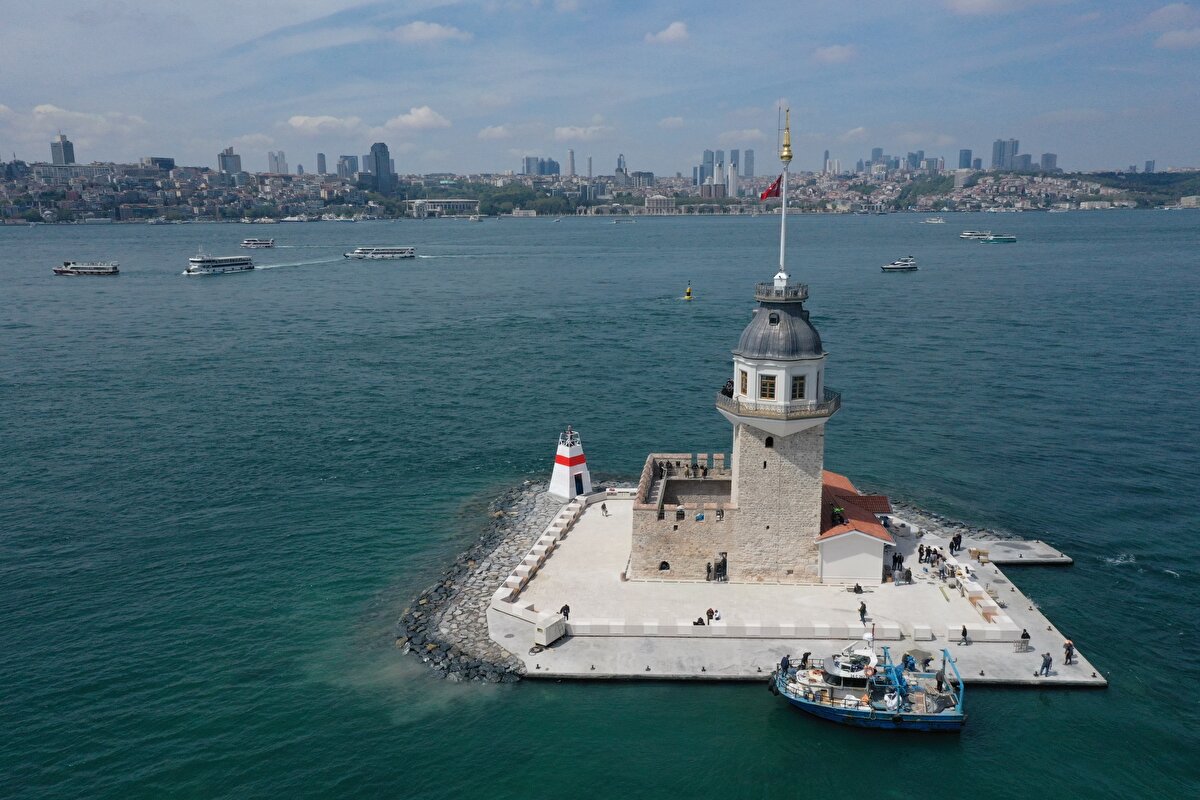 Aynı zamanda restorasyon çalışmaları sonucu, olası bir deprem veya zemin hareketinde yapının zarar görmemesi için ada etrafına çelik-beton bütünleşik kazıklar da yapıldı. Yapı çevresi betonarme destek kirişleri ve donatılı saha betonarme döşemesiyle ada etrafındaki ana kayaca ankre kazıklardan destek alarak güçlendirildi.<br>