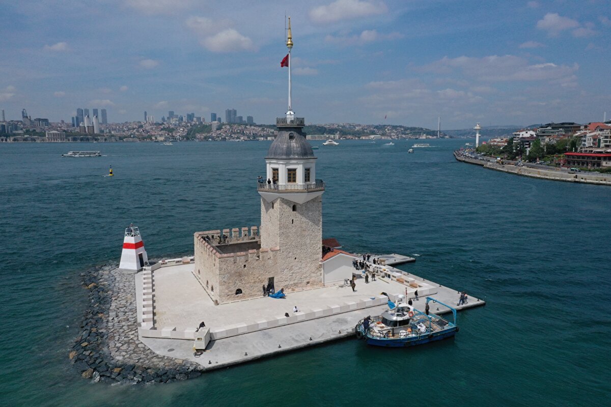Yapılan çalışmalar sonucu ziyaretçilerin avluda bulunan ahşap seğirdim terasında da dolaşarak merdivenlerden kuleye çıkabileceği ve İstanbul'u diledikleri gibi izleyebilecekleri alanlar oluşturuldu. Tüm bu çalışmalar sonucunda bugüne kadar İstanbulluların İstanbul'dan izlediği Kız Kulesi, artık kuleden İstanbul'un izlendiği bir anıt müze olarak yoluna devam edecek.<br><br>