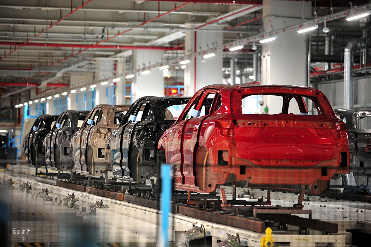 'FARKLI MODELLER DE PİYASAYA SÜRÜLECEK' <br>İlerleyen süreçte yerli otomobilin farklı modellerinin de piyasaya sürüleceğini belirten Karakaş, "Planımızda bir sedan, bir cross coupe aracımız var. Bunların bizim planımızdaki yeri 2024'ün sonu, 2027'nin başı şeklinde planlıyoruz.