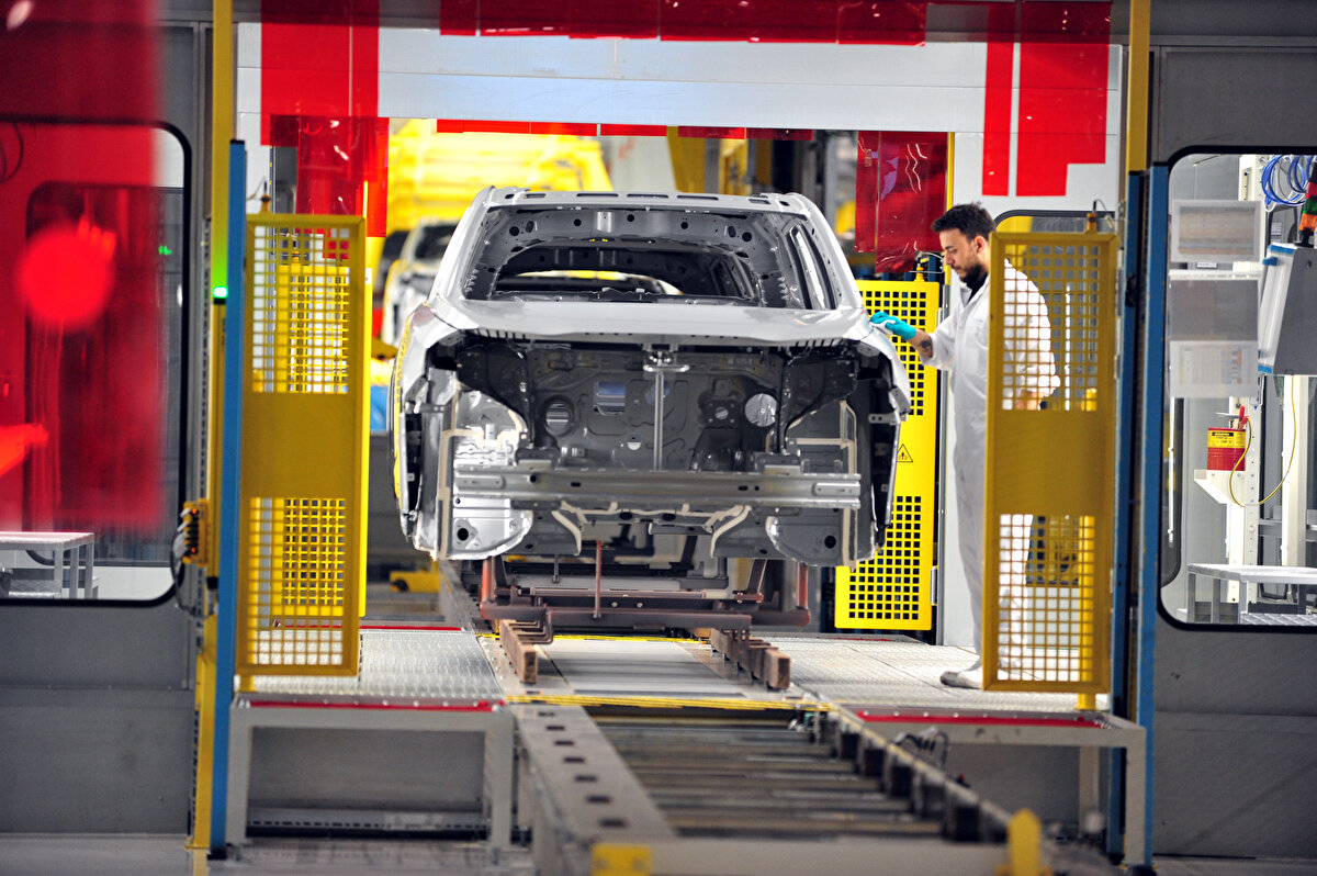 “Çekirdek ekibimizi kurduğumuz andan itibaren konusunda en iyi arkadaşlarımızı, Türkiye'de bulabildiklerimizi Türkiye'den, bulamadıklarımızı yurt dışından getirterek ekibimize kazandırdık. 33 arkadaşımızı yurt dışından ülkemize geri kazandırdık. Bunların içerisinde yüzde 32 mühendis, master, doktora ve doçent seviyesinde. Ortalama 11 yıl tecrübeleri var. Bu tecrübelerde sadece klasik otomobil dünyasıyla sınırlı değil. Havacılık dünyasından, savunma sanayiden, tüketici elektroniğinden tecrübeli arkadaşları ekibimize kazandırdık.<br>