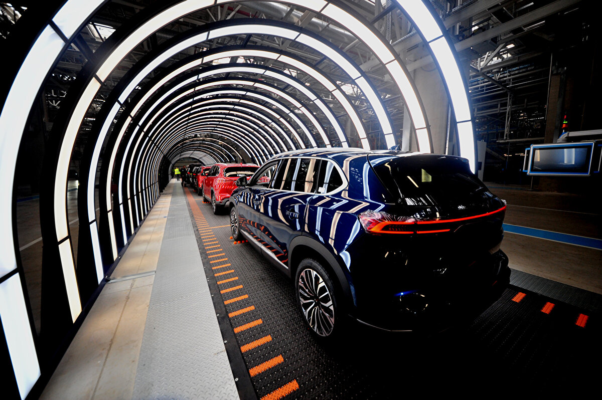 Elektrikli araçlar dünyasından da tecrübeli arkadaşlarımız var. Bu karışımın ve zenginliğin özellikle akıllı cihazın geliştirilmesinde ve üretilmesinde faydası var. Mühendisin dışında aradığımız arkadaşlarımız da meslek lisesi ağırlıklı oldu. Orada da şu ana kadar bir sorun yaşamadık. Ülkemizde son dönemlerde iyi yetişmiş ve kendisini geliştirmiş çalışan bulmakta zorlanıyoruz. İş başvurusu havuzuna baktığımız zaman 400 bine yakın iş başvurusu var."<br>