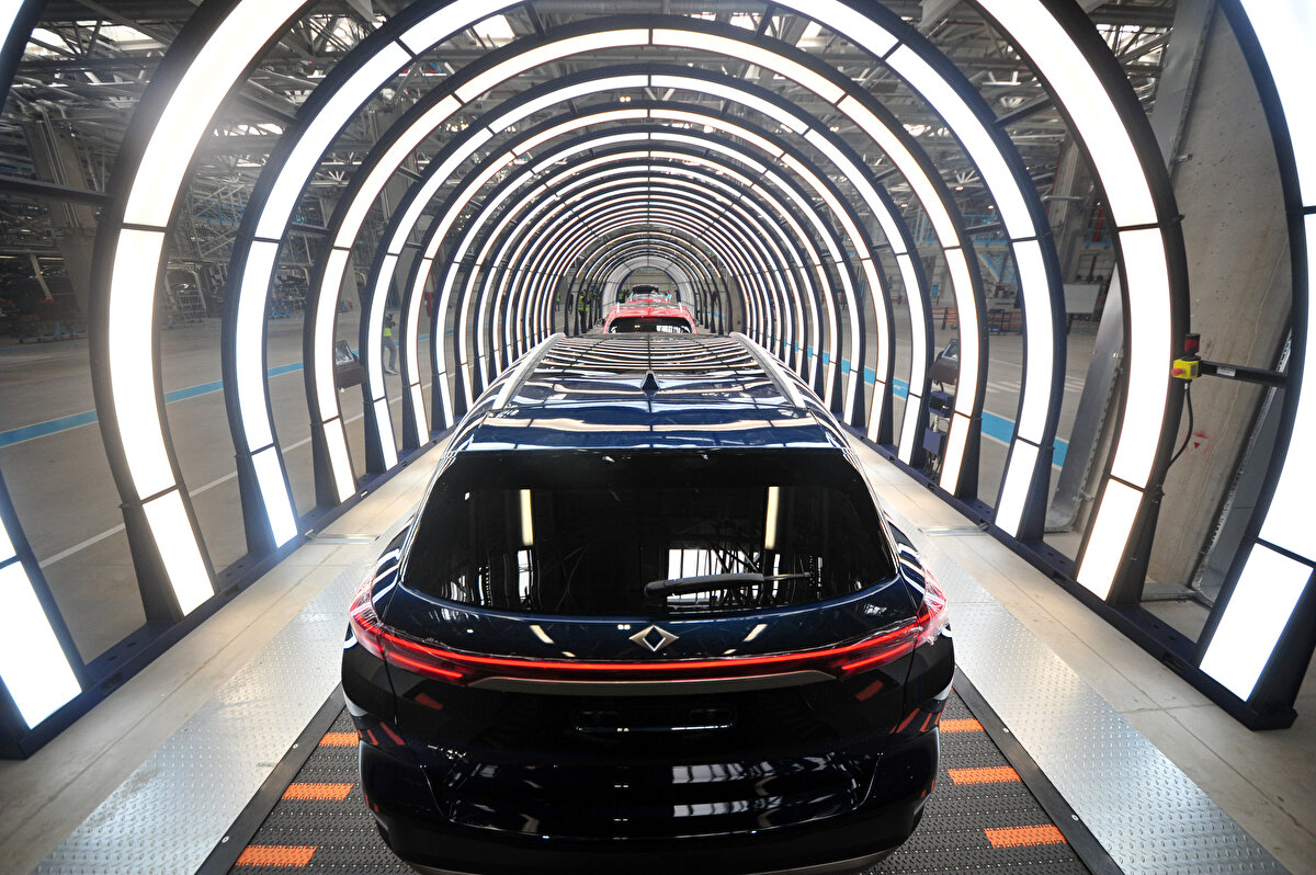 "Togg, fikri mülkiyeti yüzde 100 bize ait bir şirkettir. Fikri mülkiyet eğer sizinse, siz onu yerleştirirken yüzde 50-60-75 yerleştirirsiniz. İsterseniz birisine lisansınızı verir yaptırırsınız. İster istediğiniz iş ortağınızla, tedarikçinizle beraber çalışabilirsiniz. Bunu yapabilme özgürlüğünü aldığınız nokta fikri mülkiyettir.<br>