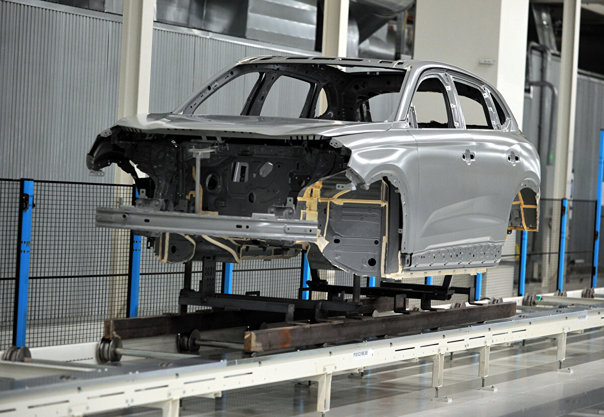 TOGG'UN İTALYA'DAN GETİRİLDİĞİ İDDİALARINA YANIT <br>Togg'un Türkiye'de üretilmediği, İtalya'dan getirildiği iddialarına da yanıt veren Gürcan Karakaş, "Biz bu şirketin kuruluşunu, inşaatını 24 saat canlı yayınladık. İçeride teknolojiler yerleştikçe gelişmeleri ayda en az bir kere herkese yayınladık. İşin içerisine teknoloji ve rekabetçilik girdiği zaman ve başkalarıyla yarıştığınız zaman, buranın canlı yayında programlamasını yapmak doğru olmaz. Dünyanın hiç bir yerinde kimse bunu yapmaz. Bu şirkette 2 bin 200 kişi çalışıyorsa ve bunları dünyanın değişik noktalarından, konusunu en iyi bilen insanlar olarak buraya getiriyorsak, bu insanların gerçek anlamda işini ehliyle yaptığına, belli bir noktadan sonra güvenmek durumundayız.