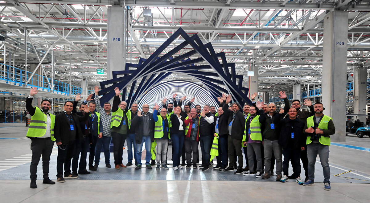 209 robotla birleştirme ve kaynak yapıldığını ve her 3 dakikada, 1 aracın banttan indirildiğini söyleyen Karakaş, günde 35-40 aracın üretildiğini ancak rakamın sürekli artacağını belirterek, “Gemlik Teknoloji Kampüsümüzde 3 ana birimimiz var.<br>