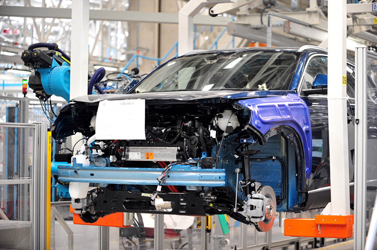 İlk önce sedan, daha sonra da cross coupe dediğimiz modelleri üretmeye başlayacağız. Her zaman kullanıcılarımızın beklentilerini ön planda tutuyoruz. Kullanıcılarımızdan bize hatchbackten ziyade daha spor olan, daha stili sevenler için hızlı akış, arkası daha modern göründüğü için veya algılandığı için bu tarzı seçtiler. Bizde o nedenle cross coupe’u seçtik. O da sedan modelinden yaklaşık 6 ay sonra gelecek" diye konuştu.<br>