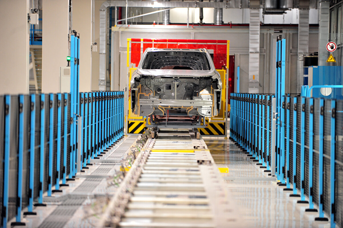 Yüzde 100 fikri mülkiyeti bizimdir. Yerlilik oranı nedir dediğimizde ve değer bazında baktığımızda yüzde 51'le başlıyoruz. Bu rakam oldukça iyi bir rakamdır. 40 senedir, 60 senedir üretim yapan binek araçlara baktığımızda onların seviyelerinin de çok yukarılarda olmadığını görüyoruz ama biz 3 sene içerisinde yüzde 68-70'lere çıkacağımızı şimdiden görüyoruz. Dolayısıyla fikri mülkiyeti bizim olan, yerlilik düzeyi de ülkemizin altyapısını gerçek anlamda değerlendiren yeni nesil araçlara dönüştürmede katkısı olan, bununla beraber gerek savunma sanayiden, gerek tüketici elektroniğinden yeni nesil araçların sanayileşmesi için altyapıyı oluşturan bir yapımız var."<br><br>2023’ÜN İLK ÇEYREĞİNDE YOLA ÇIKTI <br>Türkiye'nin Otomobili Girişim Grubu, TOBB koordinasyonunda, Anadolu Grubu, BMC, Kıraça Holding, Turkcell Grubu ve Zorlu Holding grubu ortaklığı ile oluştu. Aralık 2019'da yayımlanan Cumhurbaşkanı kararı ile Togg'un Bursa'nın Gemlik ilçesinde kurulacak olan fabrikada üretileceği açıklandı. 18 Temmuz 2020’de ise 1,2 milyon metrekarelik alan üzerinde kurulacak fabrikanın temeli atıldı. 29 Ekim 2022 Cumhuriyet Bayramı'nda Cumhurbaşkanı Recep Tayyip Erdoğan'ın katılımıyla ilk yerli otomobil banttan indirildi. Togg'un seri üretim bandından indirilmesinin ardından, Türkiye'nin otomobili 2023 yılı ilk çeyreğinde yola çıktı.