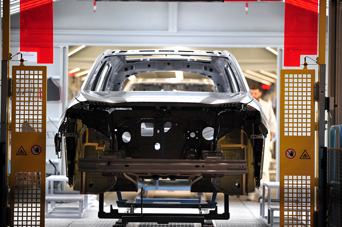 Bu tür araçların, mekanik bir kaza olmadığı sürece, servis ihtiyaçları da çok daha düşük oluyor. Servislerin eğitiminde, servislerin odaklanacağı noktalar da göz önünde bulundurarak bütün yeterlilik belgelerimizi hazırladık. Bu rakamları artıracağız. Servislerin çok yakında ve ulaşılabilir olması lazım. Bazı sorunları 8 tane mobil servisimizle de çözebiliyoruz" dedi.<br>