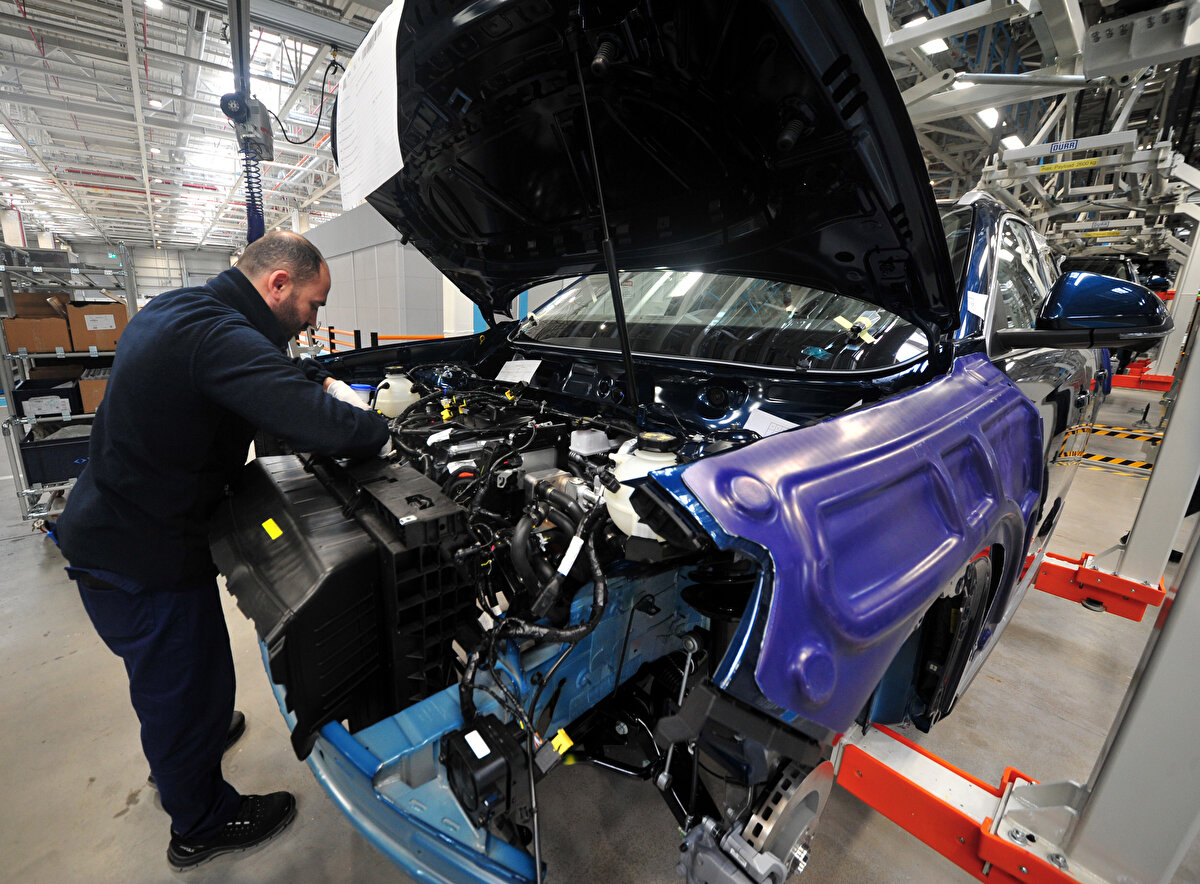 Daha sonra her türlü ayarlar yapıldıktan sonra boya birimimize gönderiliyor. Buranın teknik kapasitesini 3 dakikada 1 araç çıkacak şekilde kurguladık. Fakat her şirkette olduğu gibi bunun hızlanma süreci var. Biz de şu an o sürece başladık. O sürecin ortalarındayız. Günde 35-40 araç çıkarıyoruz. Bu soruyu 2 hafta sonra sorarsanız bu rakam daha yükselmiş olacak. Haziran sonunda hedeflediğimiz rakamlara ulaşmış olacağız" ifadelerini kullandı.<br>