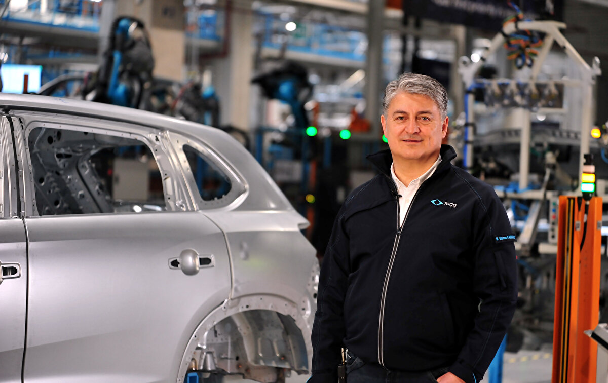 '33 KİŞİNİN ÜLKEYE DÖNMESİNİ SAĞLADIK' <br>Togg Teknoloji Kampüsü'nde çalışan personel hakkında bilgilendirmelerde de bulunan Karakaş, tecrübeli isimlerin bir araya geldiğini ve yurt dışında çalışan 33 kişinin Türkiye'ye dönmesini sağladıklarını söyledi. Kampüste 2 bin 200 kişinin çalıştığını, 400 bine yakın iş başvurusu aldıklarını belirten Karakaş şunları söyledi: