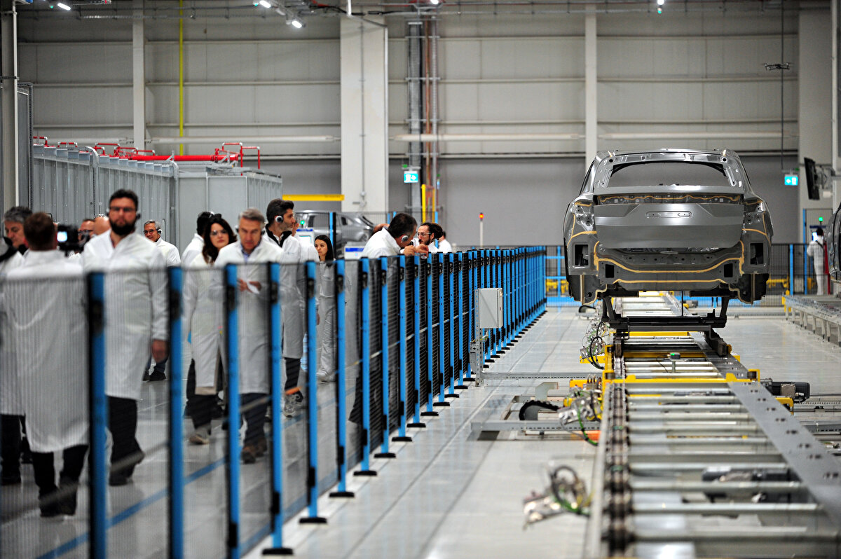 Pazarda hiçbir şekilde aracımızı göstermiyor değiliz. Burada bir gizem yaratıyor da değiliz. Sonuçlarımızı artık herkes görebiliyor. O soru işaretlerinin bir kısmını biz giderebiliriz ama bir kısmını da arkadaşlarımızın kendisinin gidermesi gerekiyor. Konuyu bilen birisiyseniz burada yarım saat gezseniz, buradaki birim zamanlardan, kullanılan makinelerden, beraber çalışılan şirketlerden, buranın az çok alt yapısını, hesabını, kitabını çıkarabilirsiniz" ifadelerini kullandı.<br>